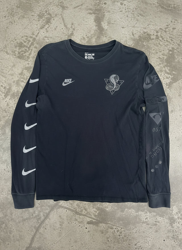 NIKE AM Crew Cobra Graphic Long Sleeve Tee Black (M)